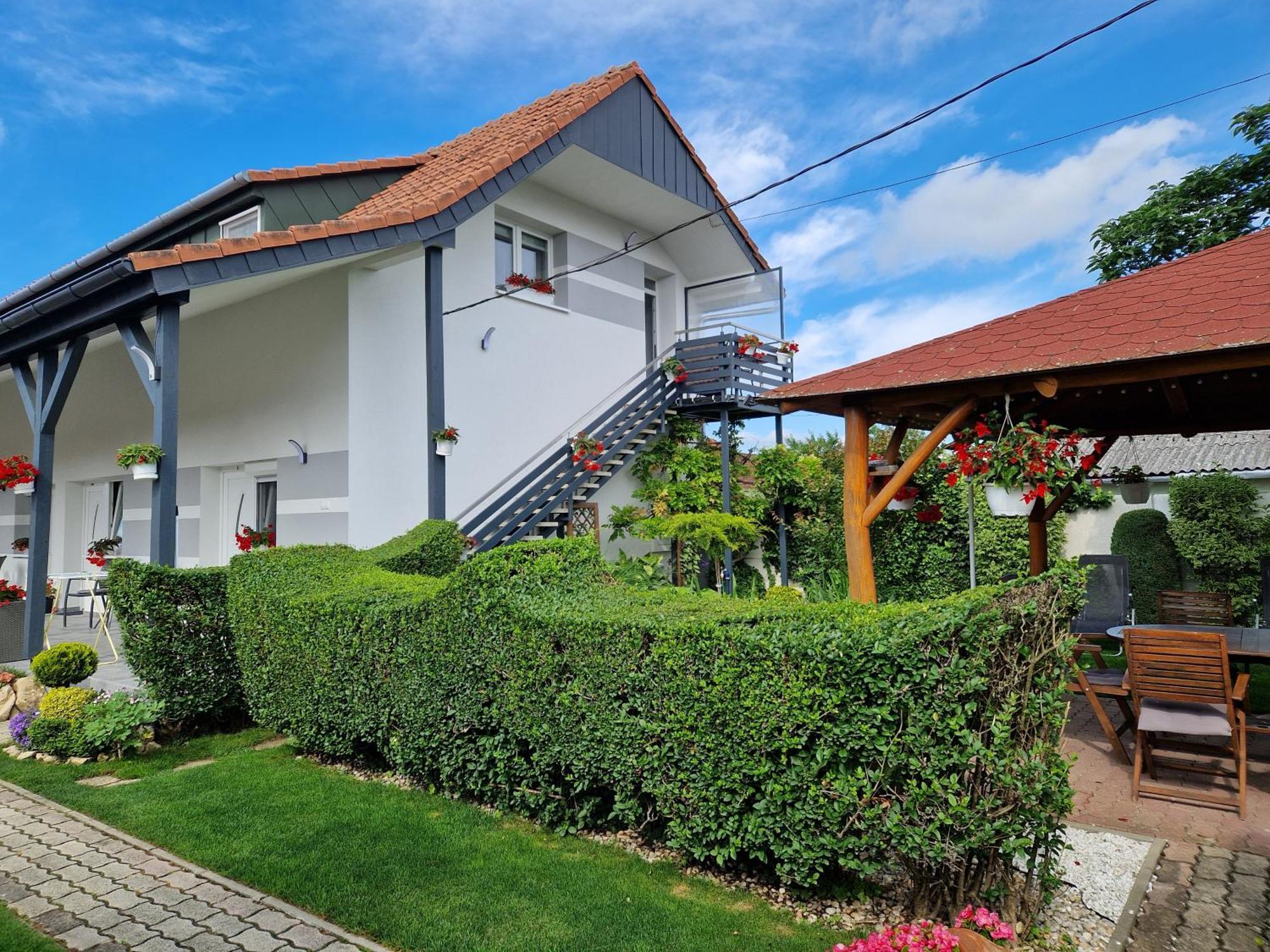 Hajnalka Vendeghaz Hotel Buk Luaran gambar